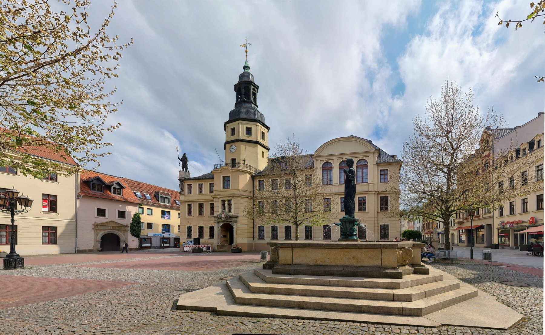 Rathaus Crimmitschau mit Brunnen auf dem Marktplatz.