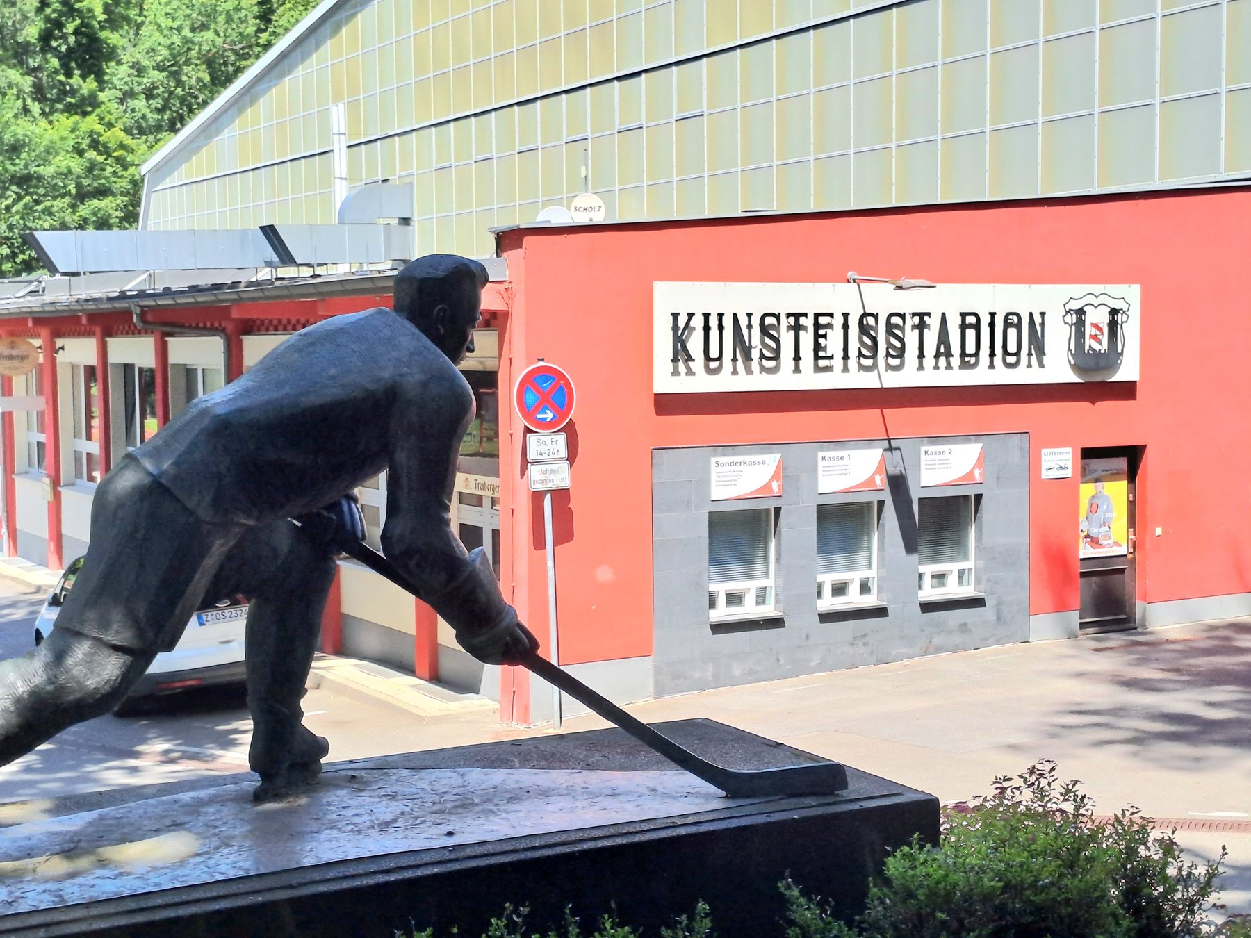 Eishockeyfigur vor dem Kunsteisstadion Crimmitschau.